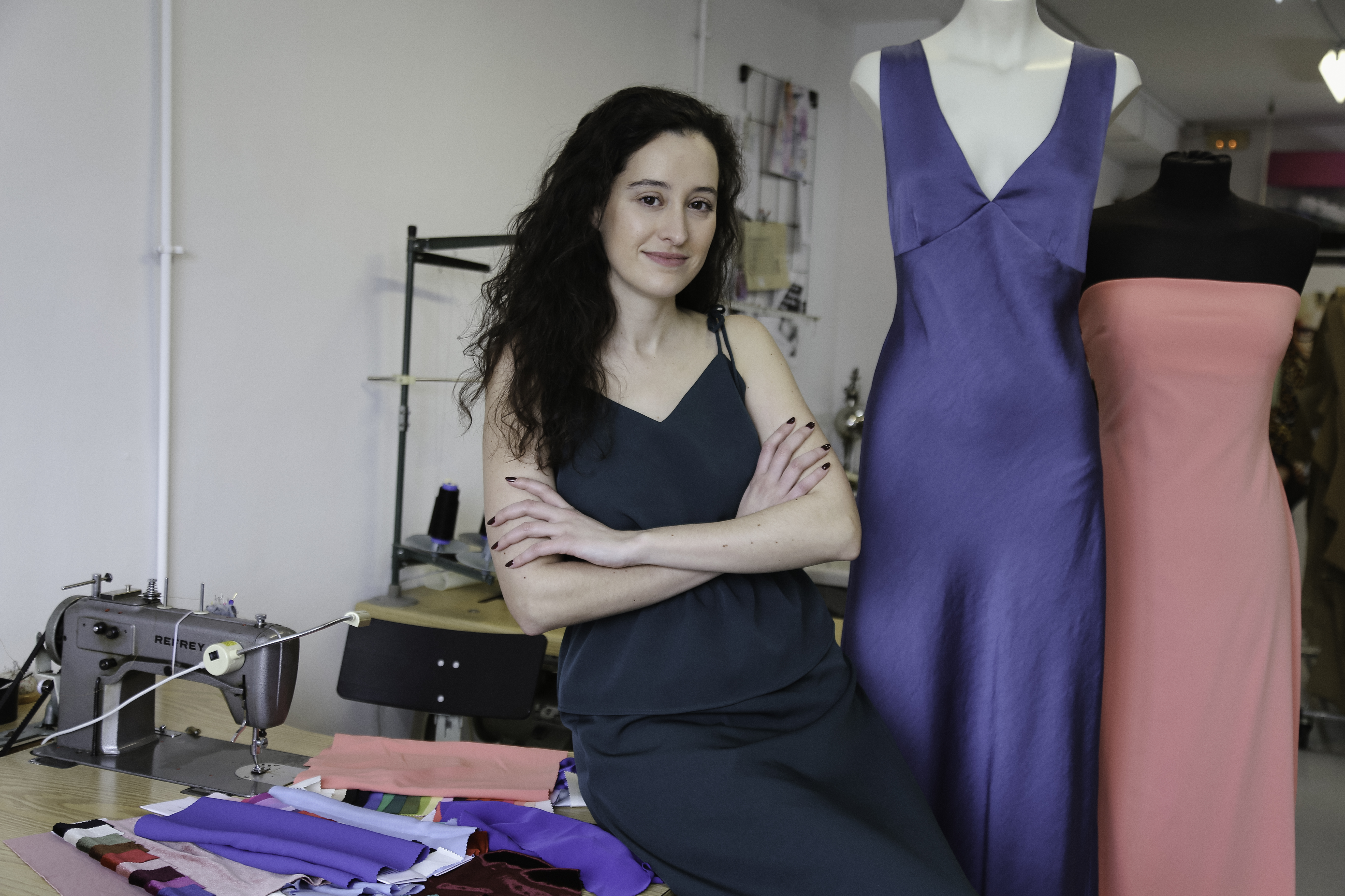Mar Rosales junto a maniquíes y muestras de tejidos
